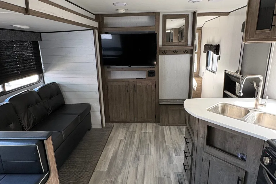 Vincenzo's Heartland Pioneer bh270 Travel Trailer