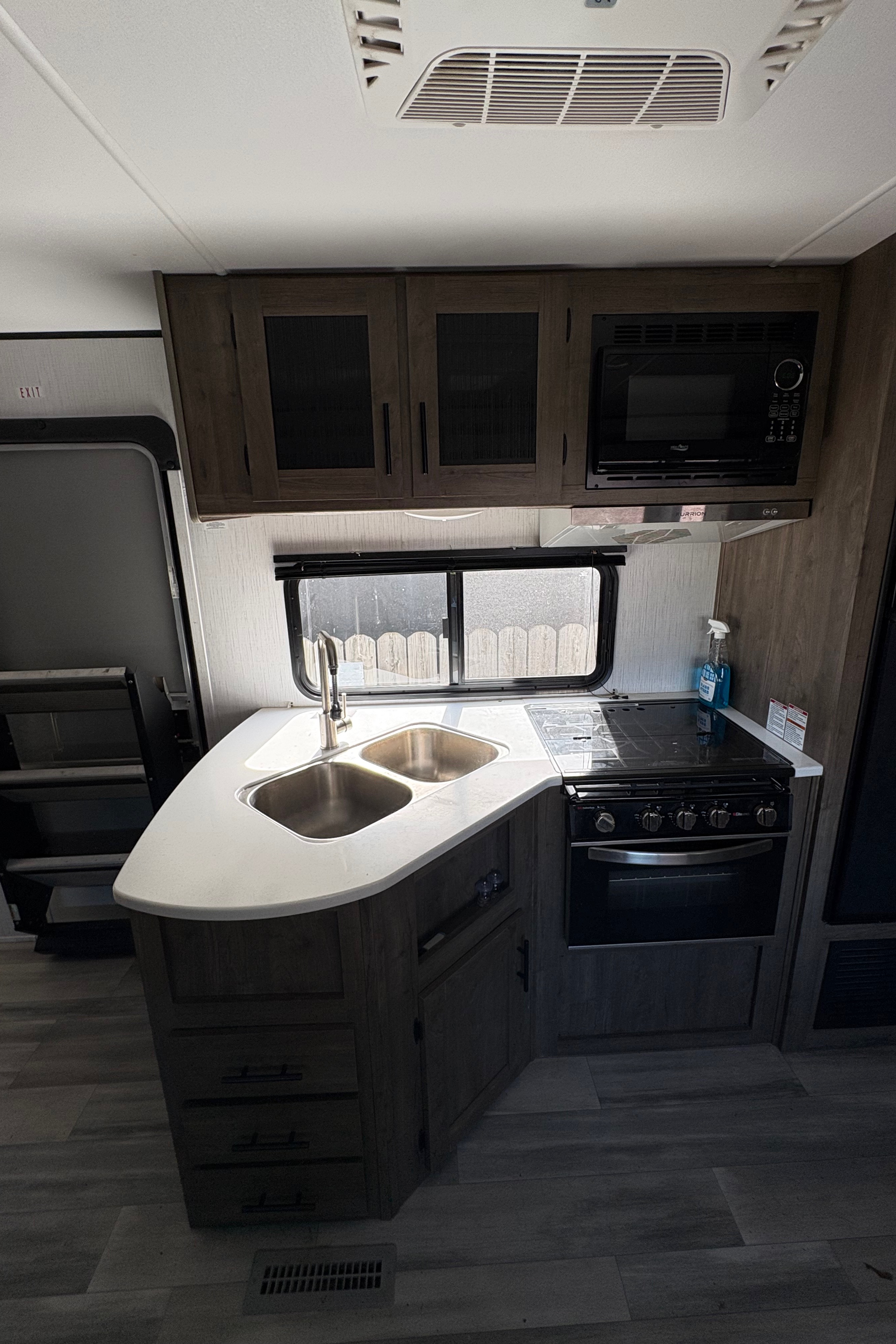 Vincenzo's Heartland Pioneer bh270 Travel Trailer