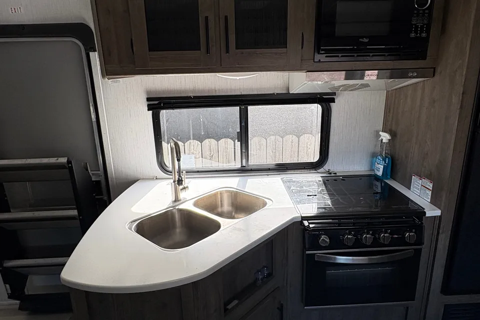 Vincenzo's Heartland Pioneer bh270 Travel Trailer