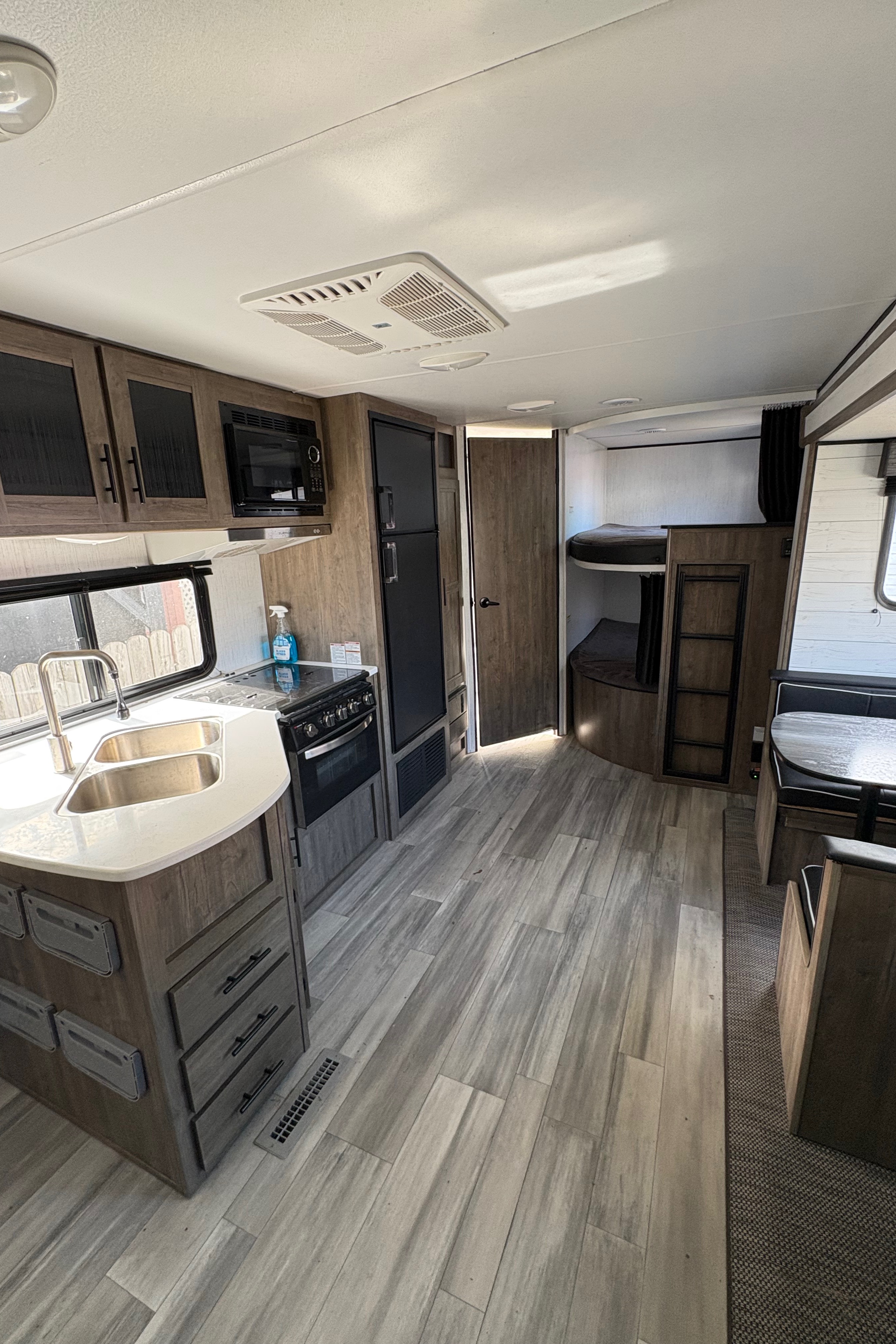 Vincenzo's Heartland Pioneer bh270 Travel Trailer