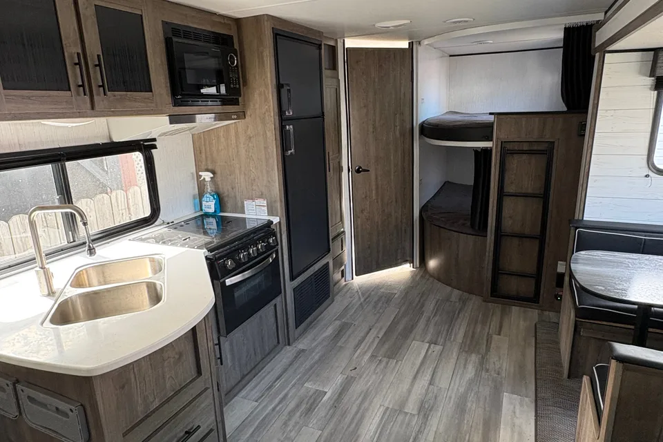 Vincenzo's Heartland Pioneer bh270 Travel Trailer