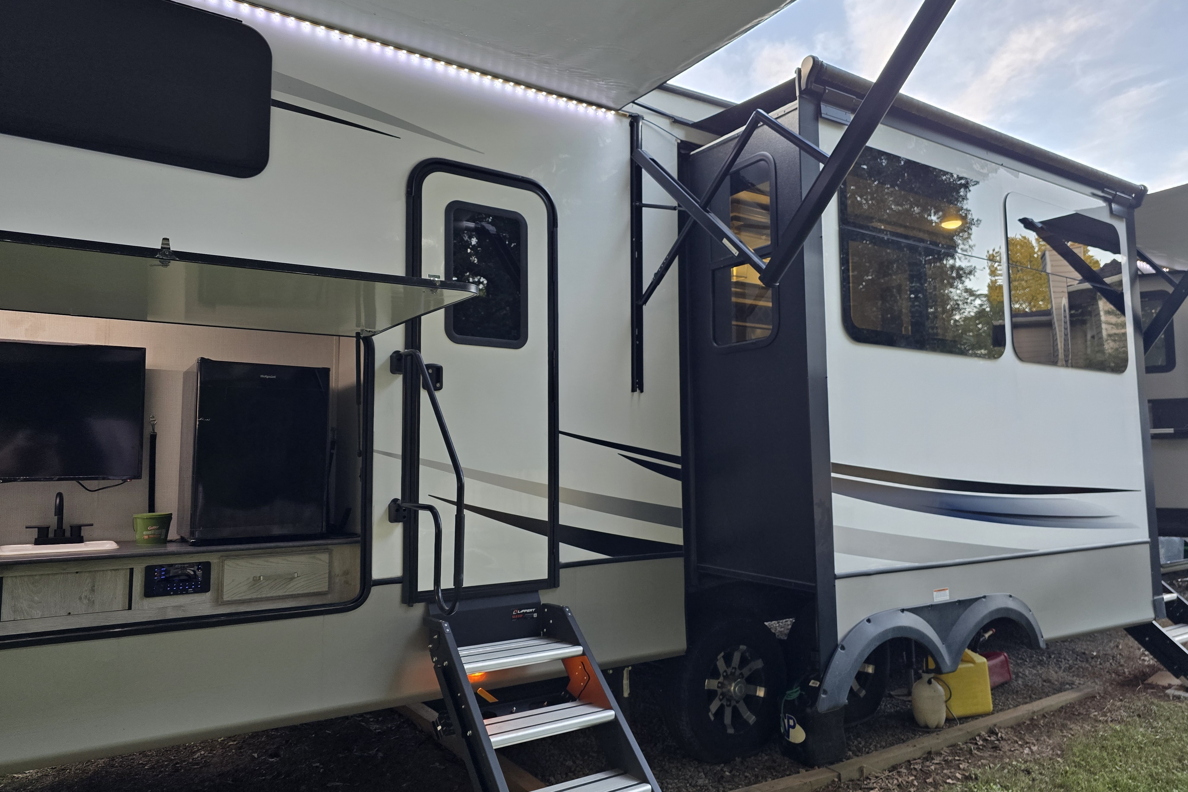 2024 Keystone Avalanche Fifth Wheel