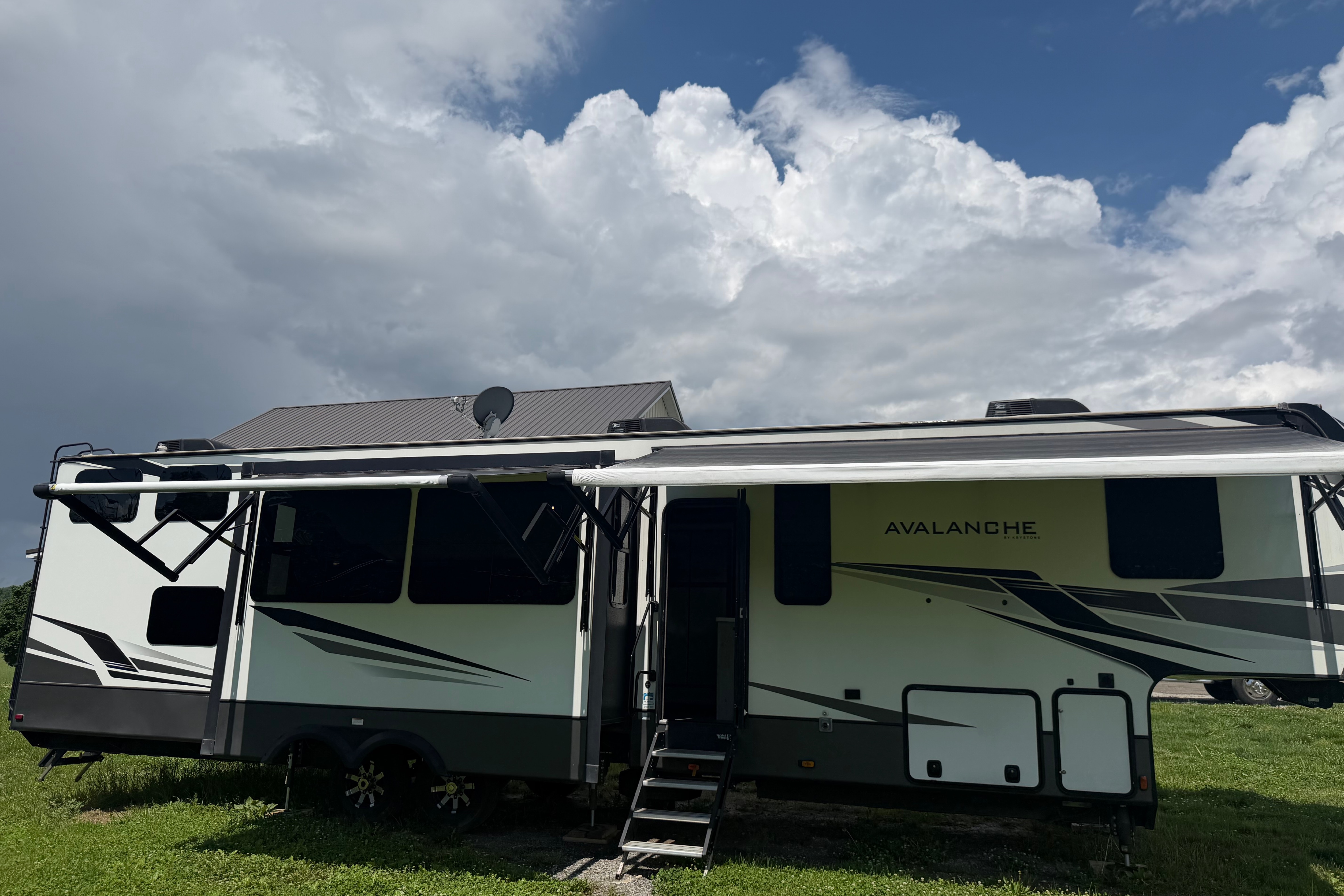 Charles's Keystone Avalanche 390 DS Fifth Wheel