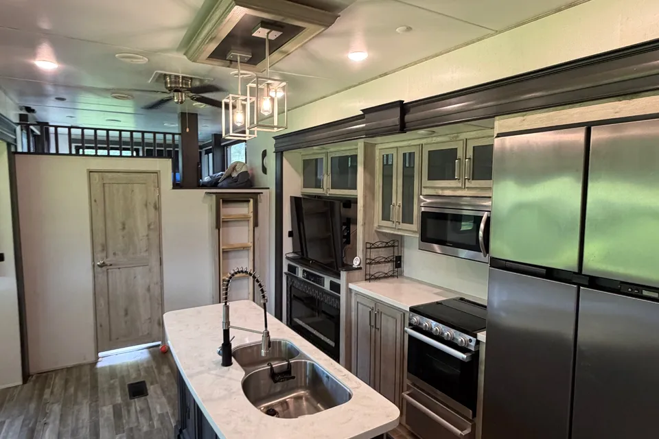 Charles's Keystone Avalanche 390 DS Fifth Wheel