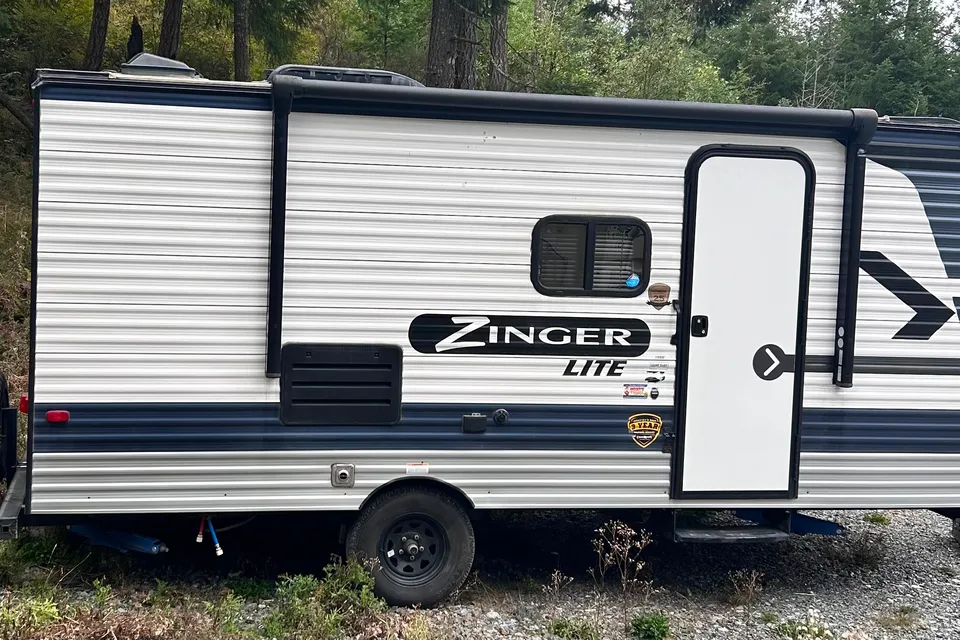 The ZEN Zinger Travel Trailer Like New!