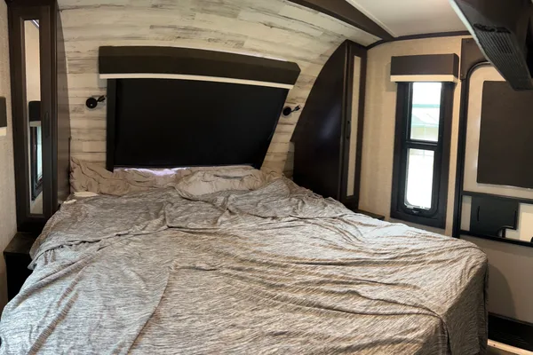 Couples Glamping In Comfort