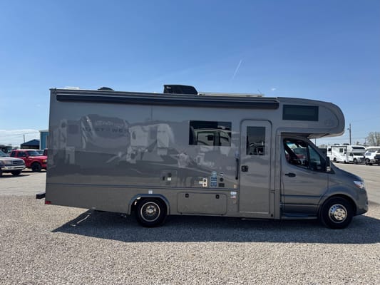 Brand new 2025 East to West Entrada 24FM ClassC