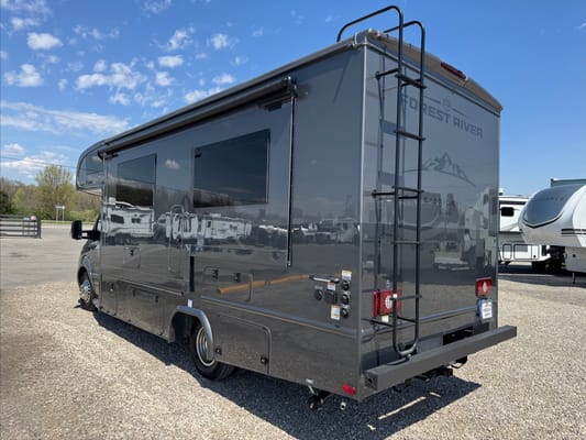 Brand new 2025 East to West Entrada 24FM ClassC