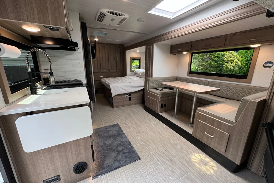 Brand new 2025 East to West Entrada 24FM ClassC
