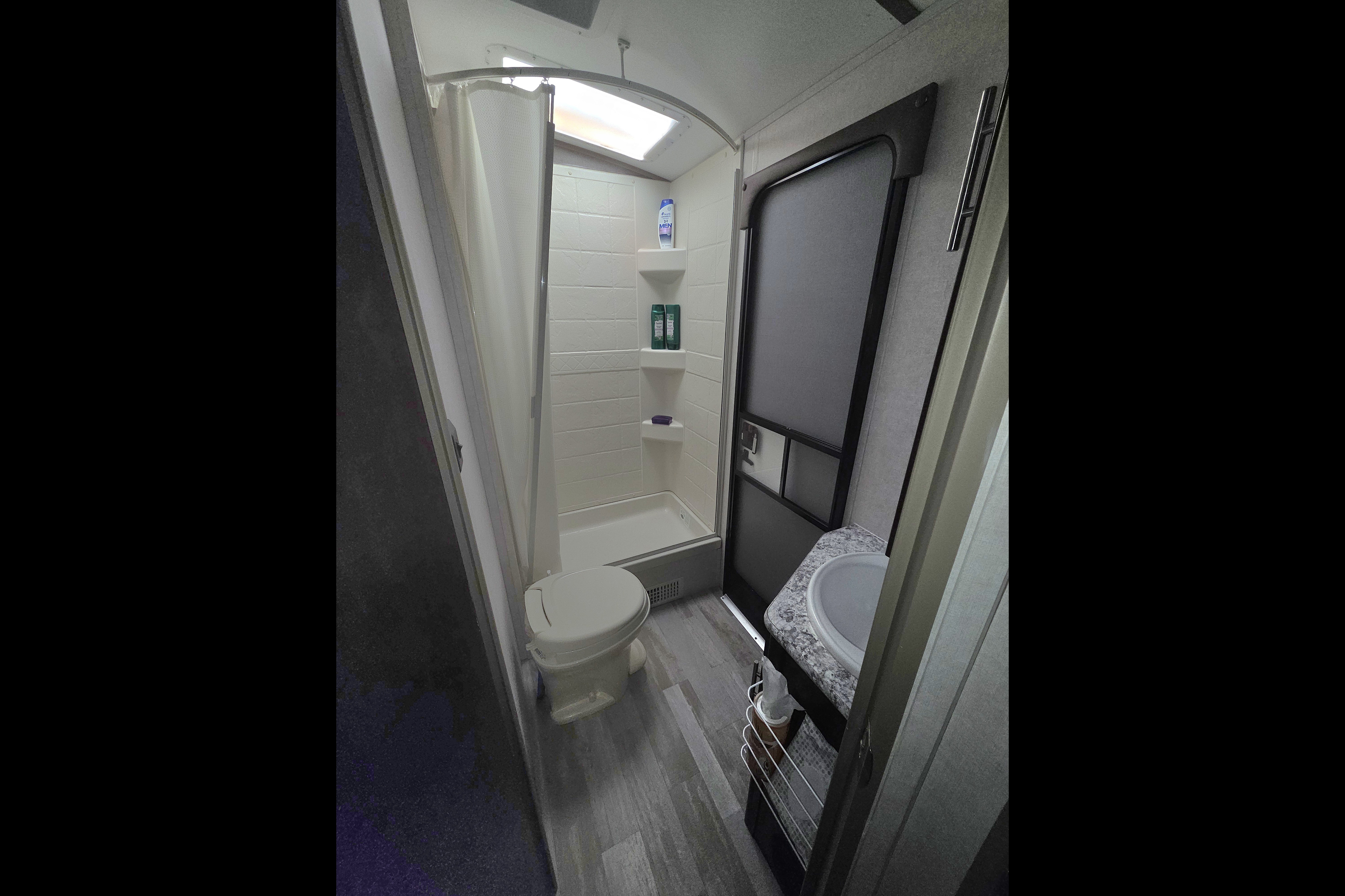 2018 Surveyor 247BH Dog Friendly + Bunkhouse + Island, Sleeps 8