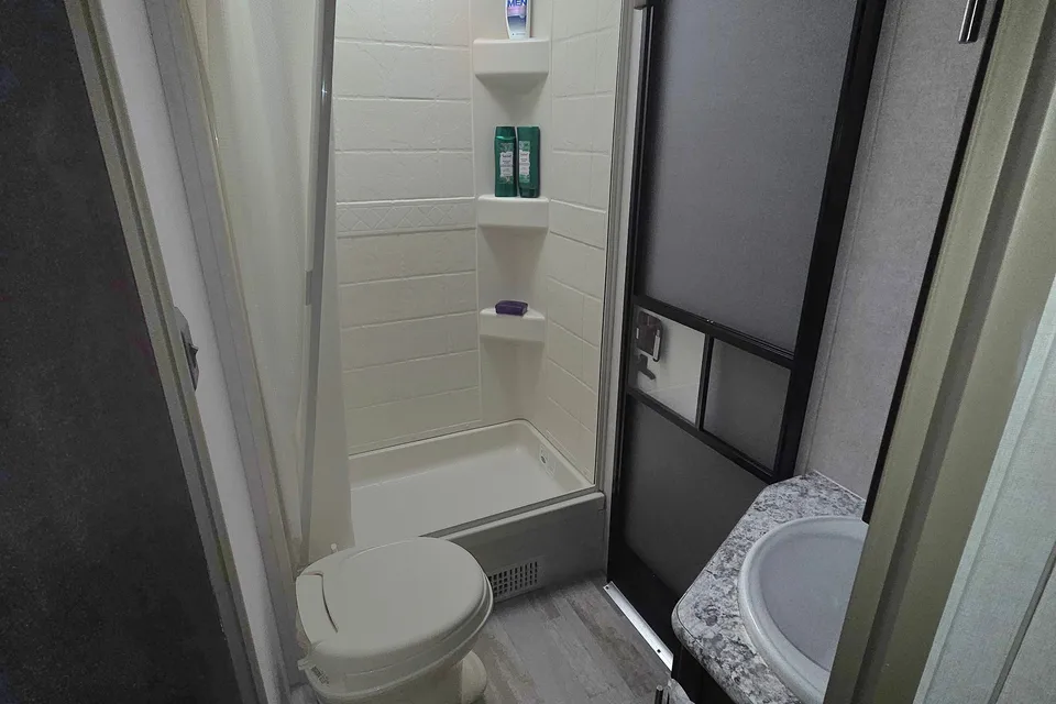 2018 Surveyor 247BH Dog Friendly + Bunkhouse + Island, Sleeps 8