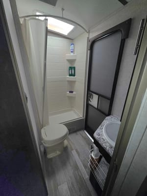 2018 Surveyor 247BH Dog Friendly + Bunkhouse + Island, Sleeps 8