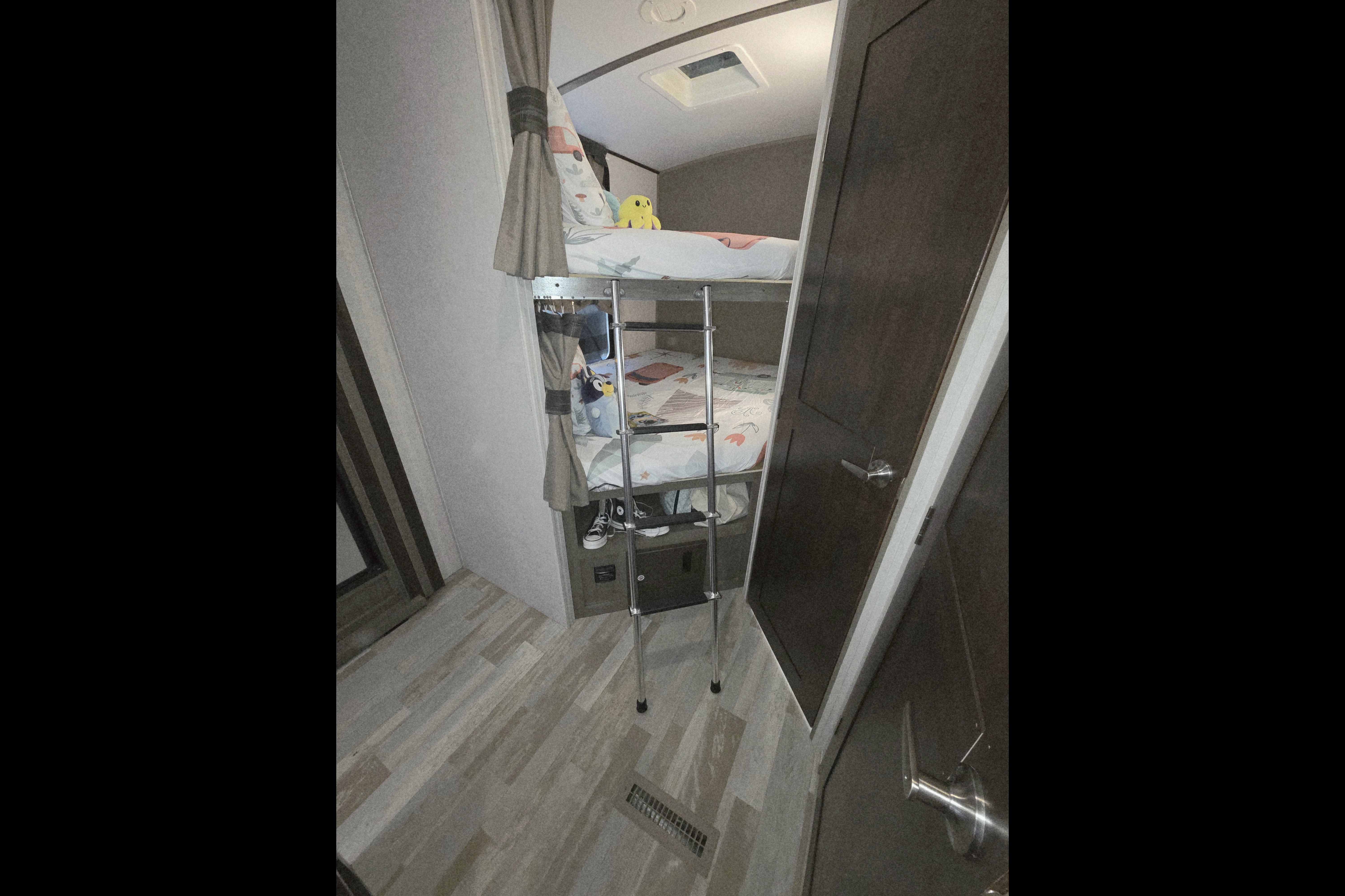 2018 Surveyor 247BH Dog Friendly + Bunkhouse + Island, Sleeps 8