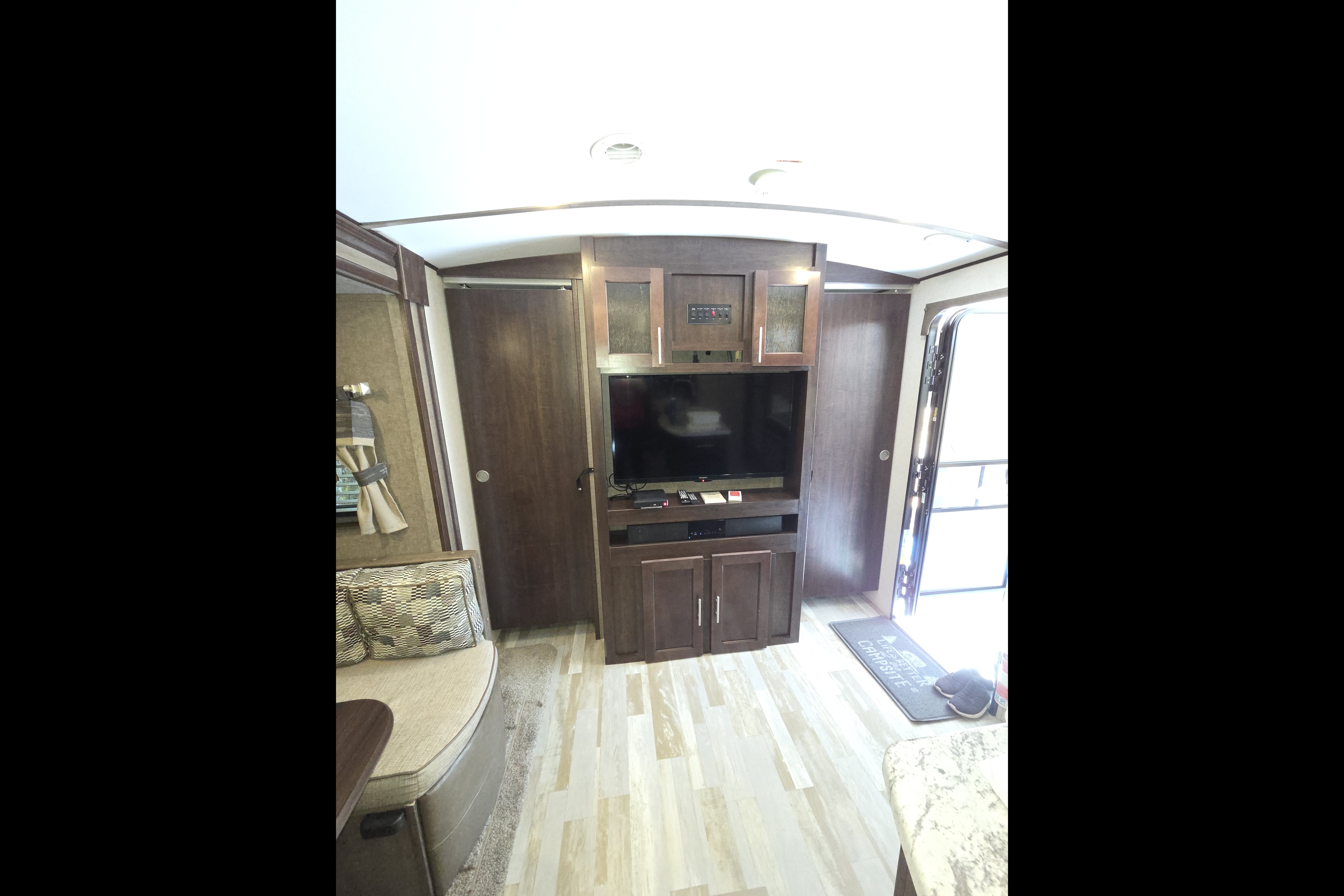 2018 Surveyor 247BH Dog Friendly + Bunkhouse + Island, Sleeps 8