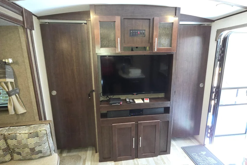 2018 Surveyor 247BH Dog Friendly + Bunkhouse + Island, Sleeps 8