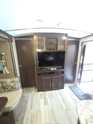 2018 Surveyor 247BH Dog Friendly + Bunkhouse + Island, Sleeps 8