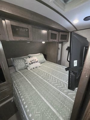 2018 Surveyor 247BH Dog Friendly + Bunkhouse + Island, Sleeps 8