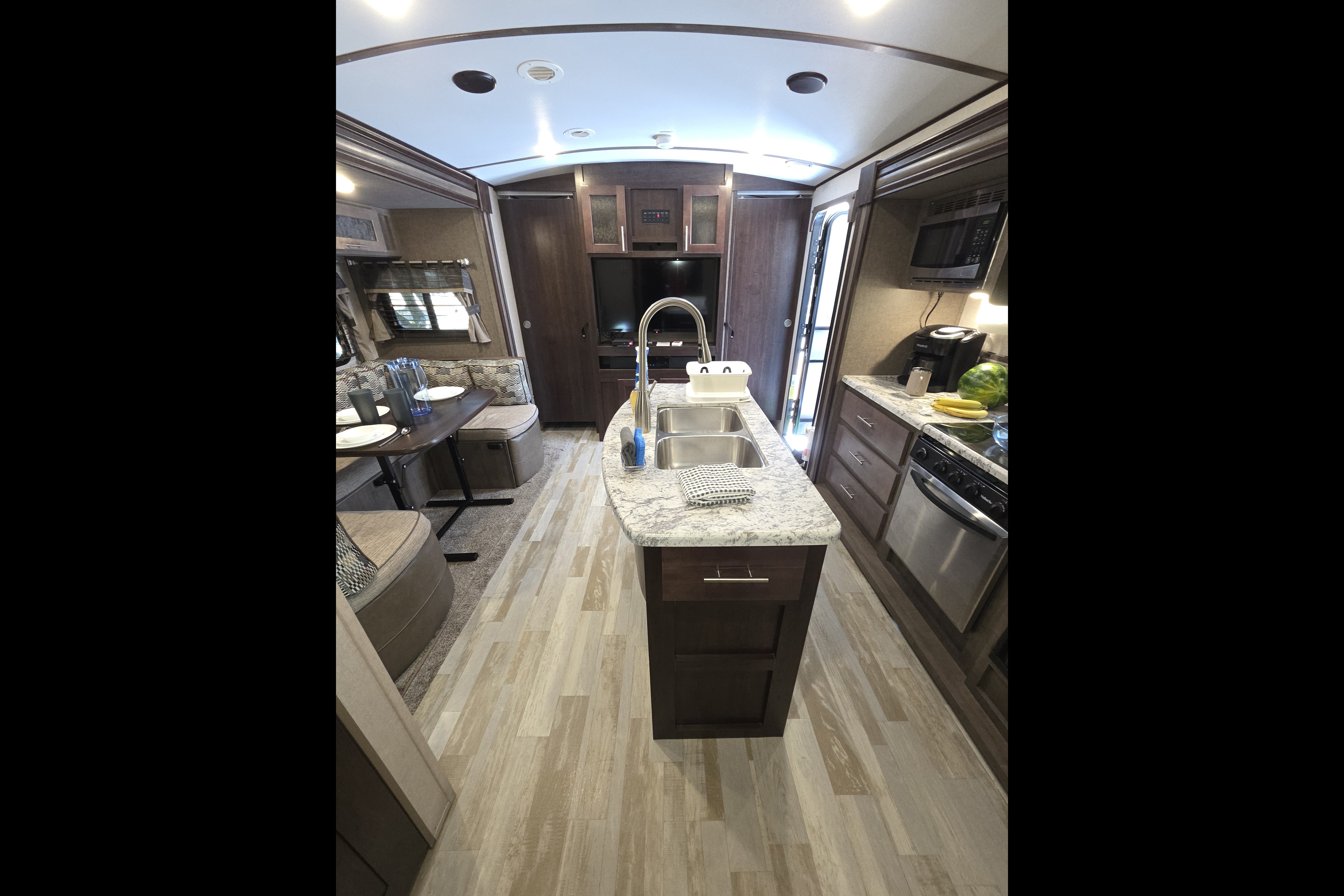 2018 Surveyor 247BH Dog Friendly + Bunkhouse + Island, Sleeps 8