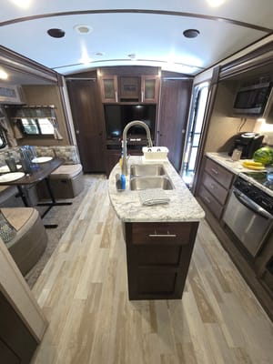 2018 Surveyor 247BH Dog Friendly + Bunkhouse + Island, Sleeps 8