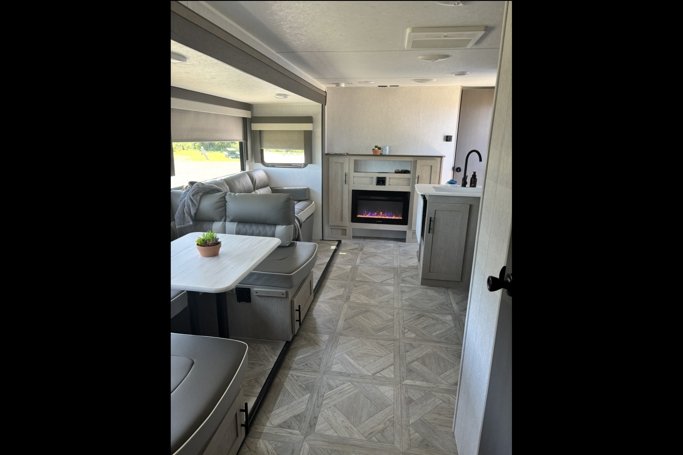 2024 Wildwood X-Lite - Family Friendly Bunkhouse Adventure!