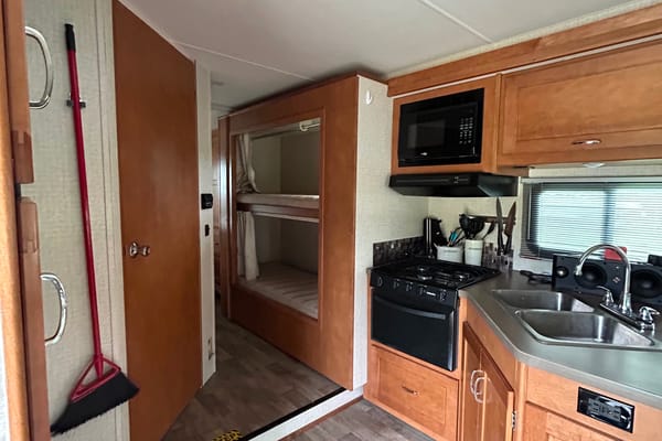 Ian 's Winnebago Mini winnie Class C with( bunk beds )