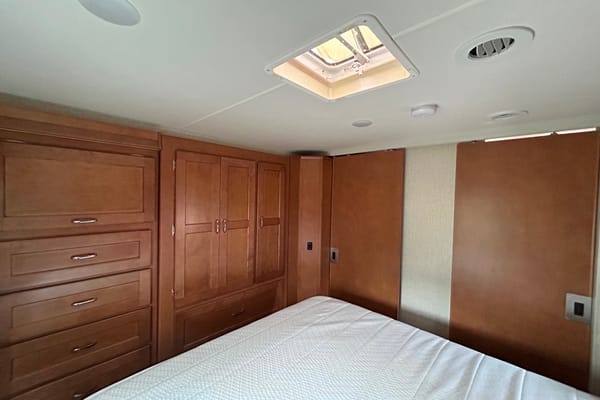 Ian 's Winnebago Mini winnie Class C with( bunk beds )