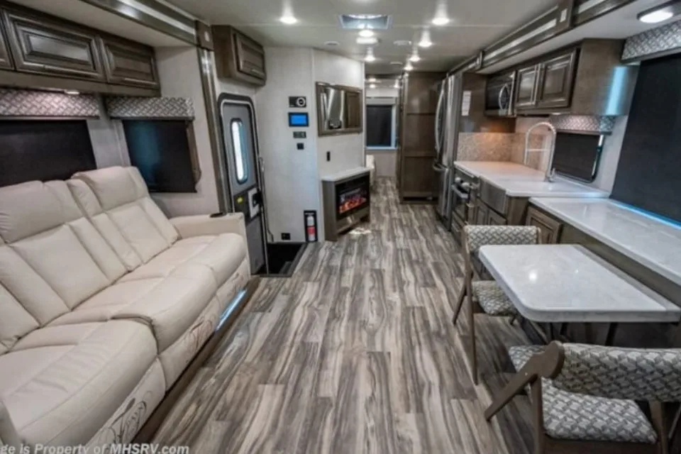 CONVENIENT & EASY TO DRIVE Forest River Georgetown GT7 32J7 Class A