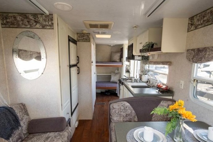 Cute, fully stocked Keystone Outback with rear slide sleeps 6