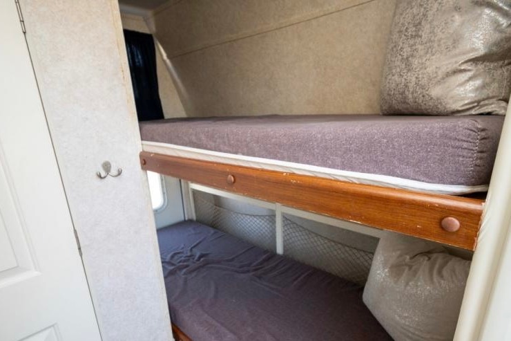 Cute, fully stocked Keystone Outback with rear slide sleeps 6