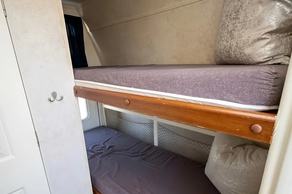 Cute, fully stocked Keystone Outback with rear slide sleeps 6