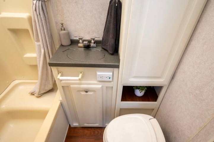 Cute, fully stocked Keystone Outback with rear slide sleeps 6