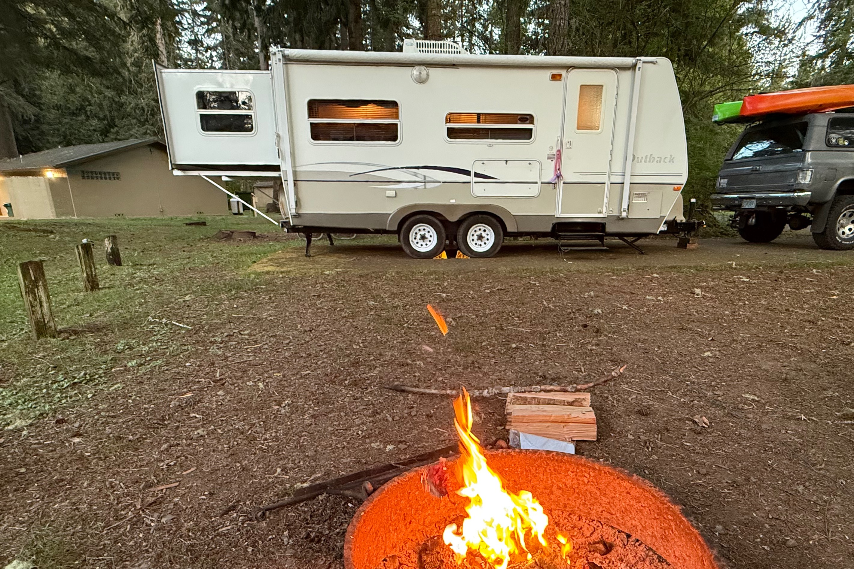 Cute, fully stocked Keystone Outback with rear slide sleeps 6