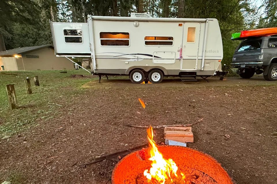 Cute, fully stocked Keystone Outback with rear slide sleeps 6