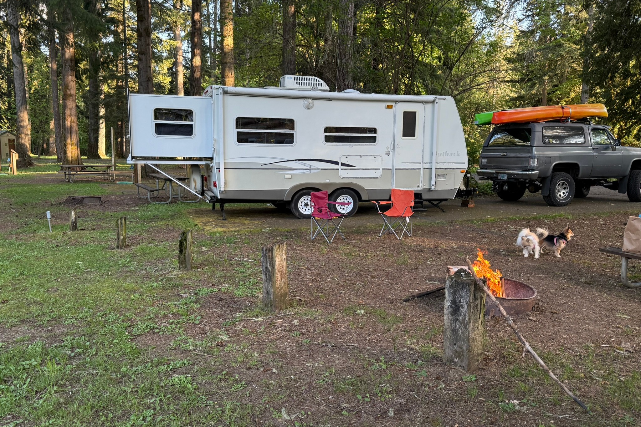 Cute, fully stocked Keystone Outback with rear slide sleeps 6