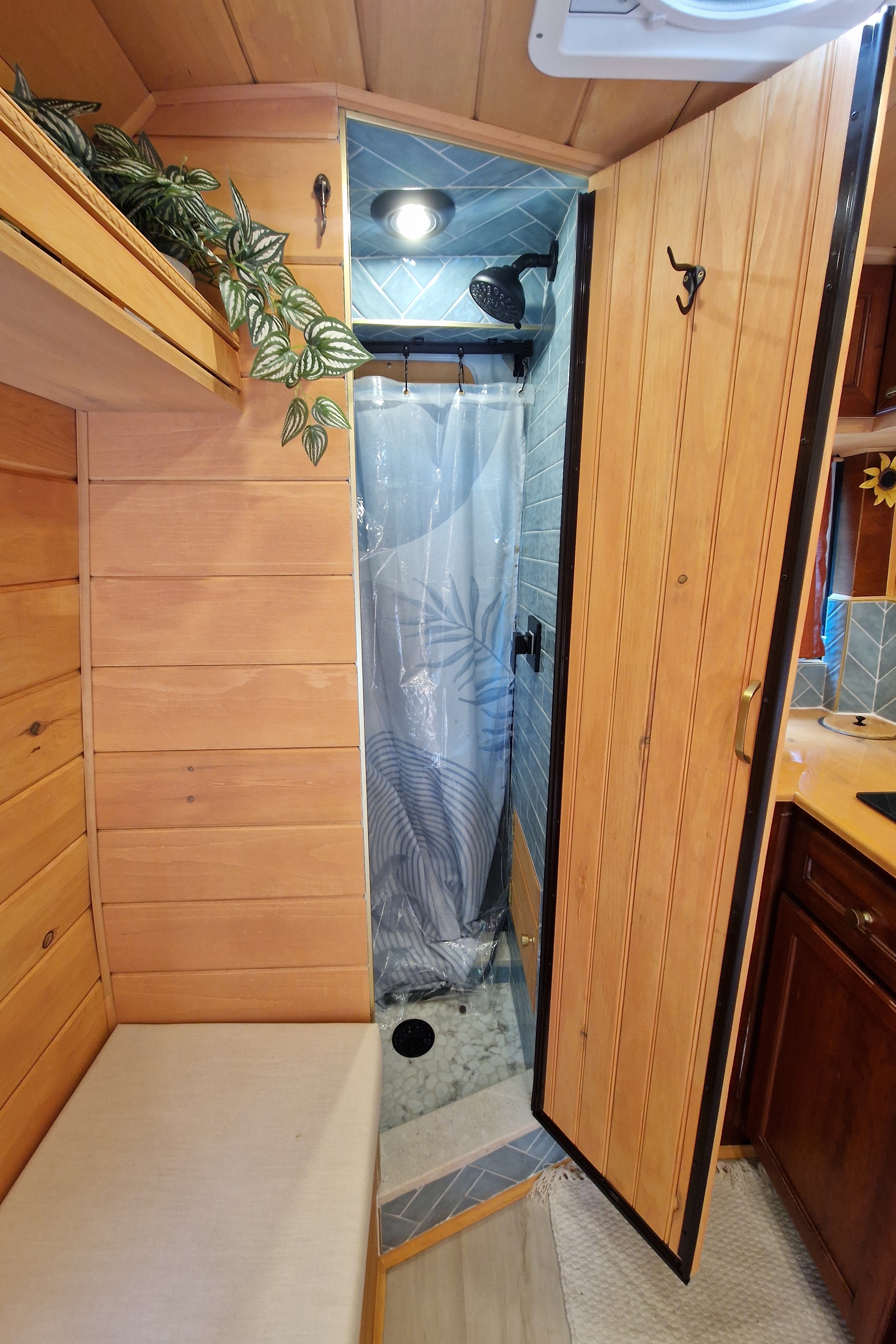 Edgar: Converted Sprinter Van * Pet Friendly *