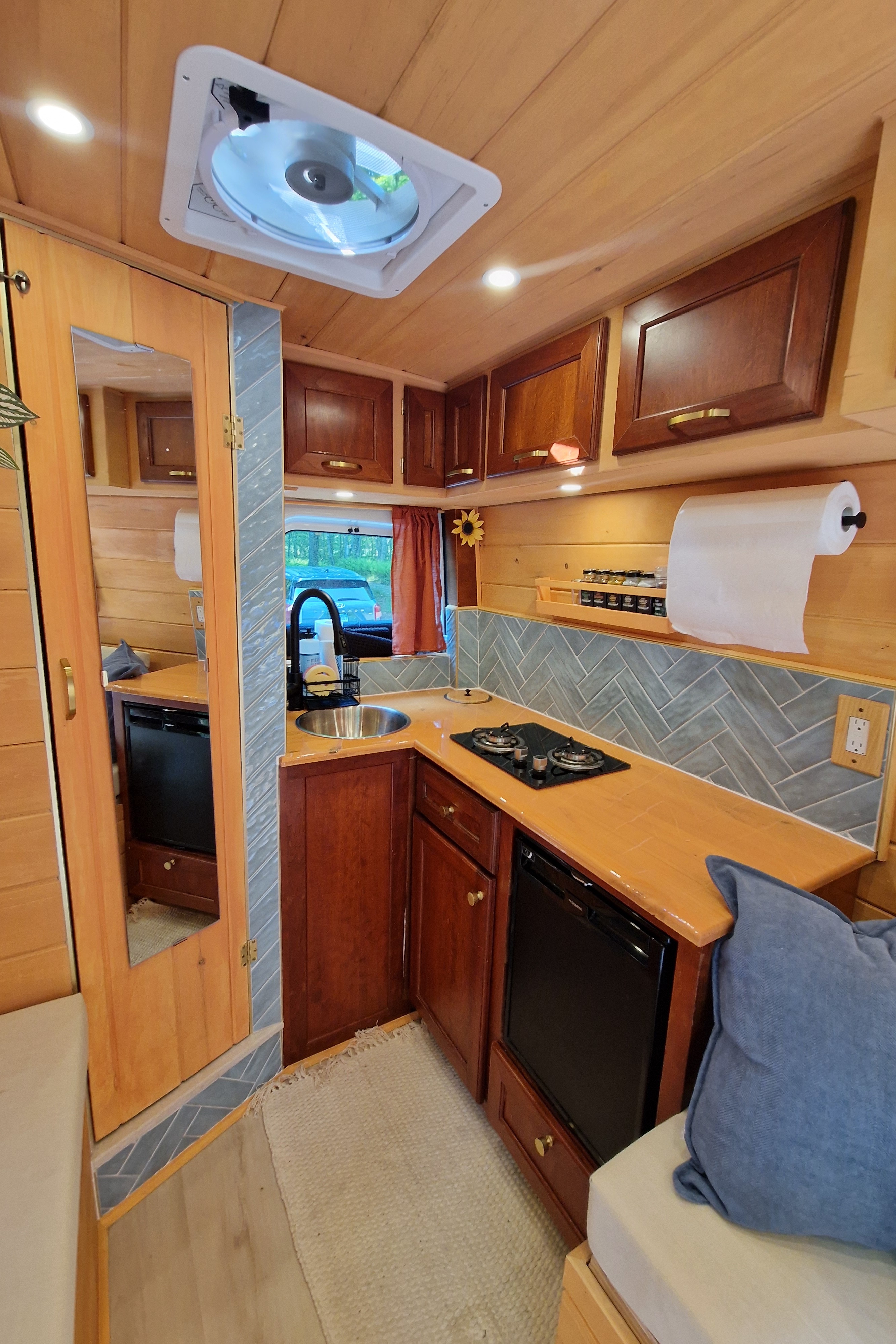 Edgar: Converted Sprinter Van * Pet Friendly *