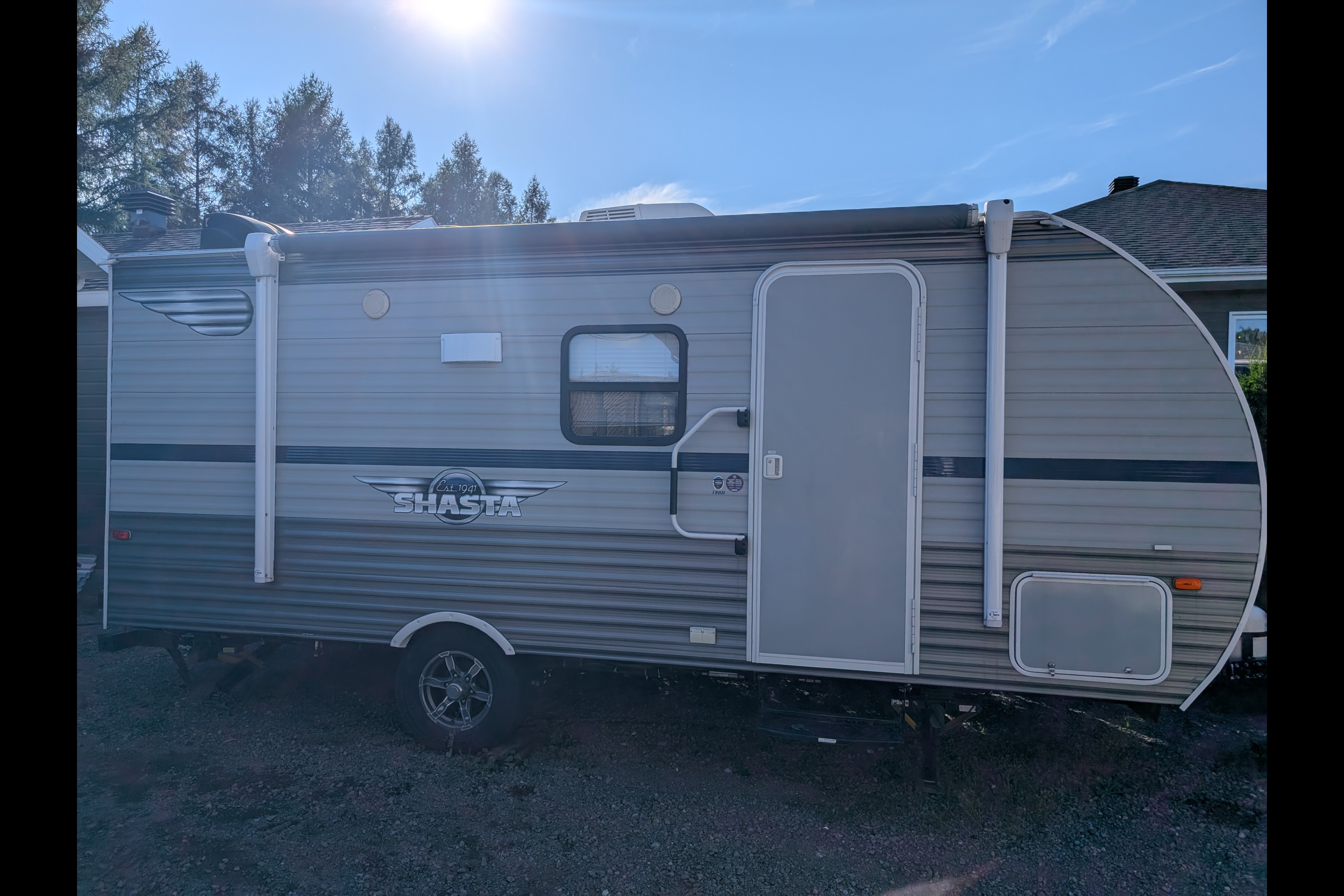 Shasta SST18 Roulotte - très propre et facile à tirer