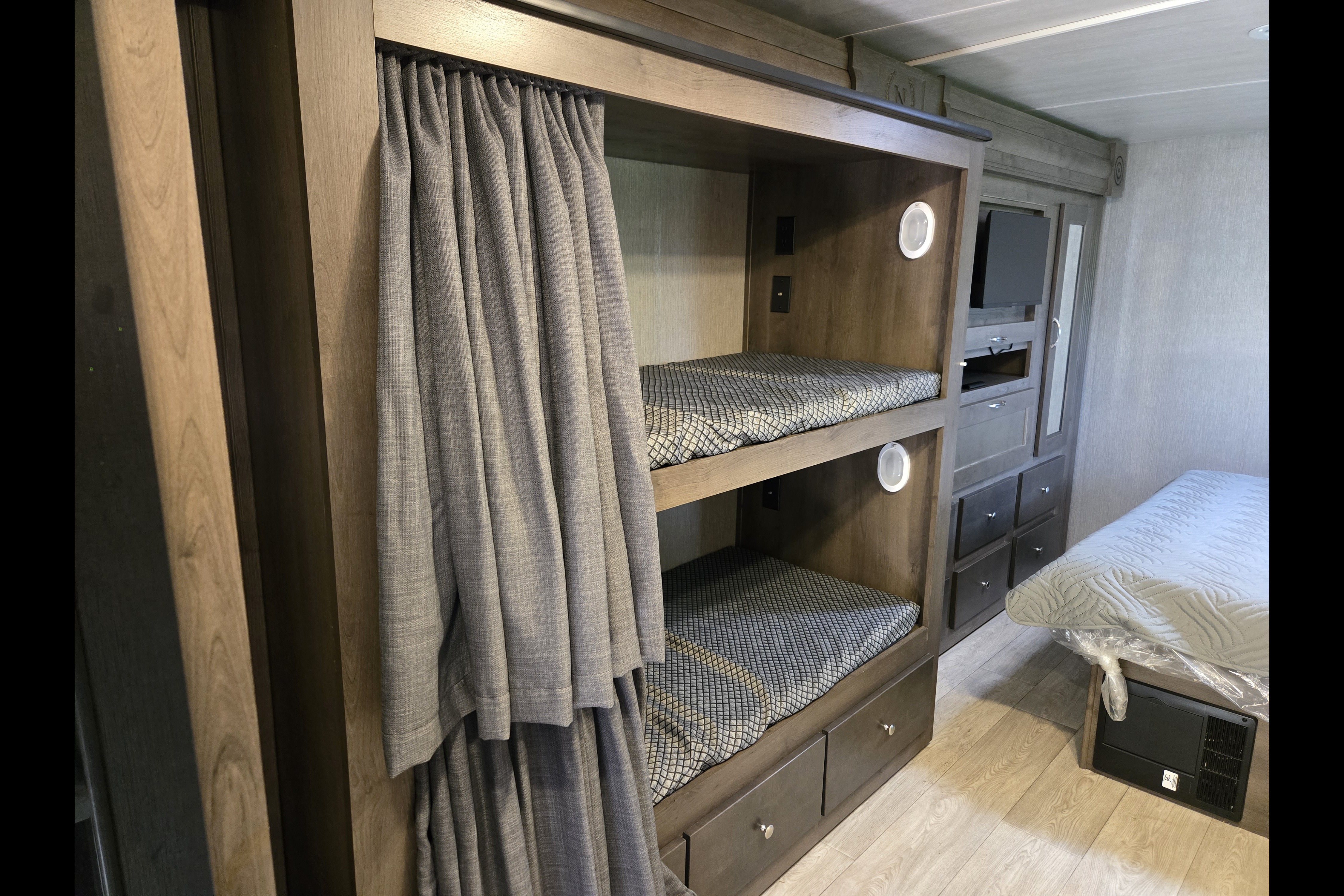 32' Bunkhouse | Bunks + Smart TVs | Pet/Smoke-Free
