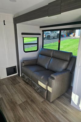 Tate and Allison's Venture Stratus 302VBH Travel Trailer