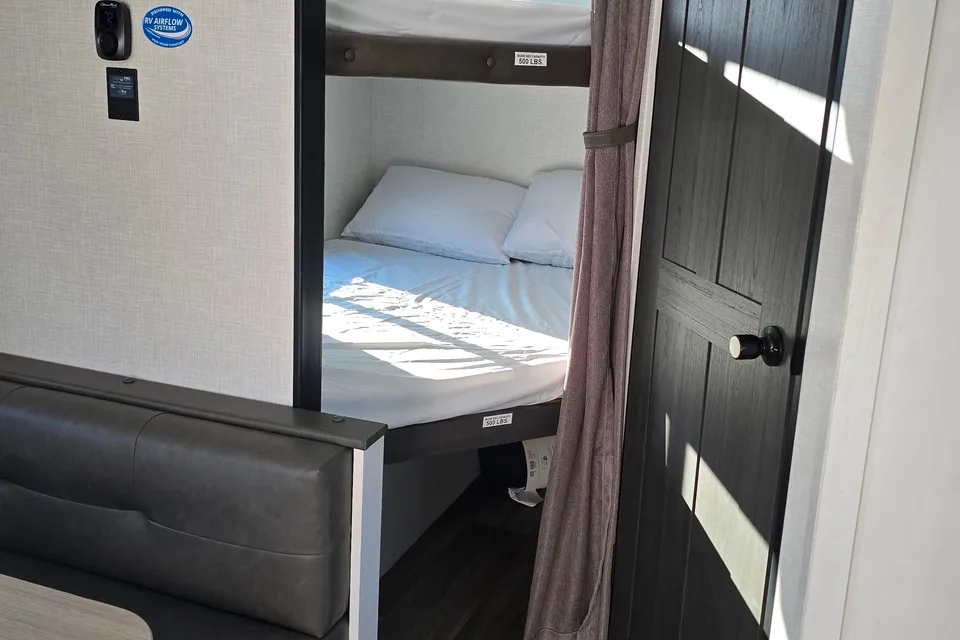 Tate and Allison's Venture Stratus 302VBH Travel Trailer