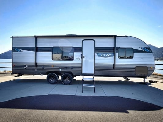 2024 Salem Sleeps 8 With Bunk Beds & Solar!