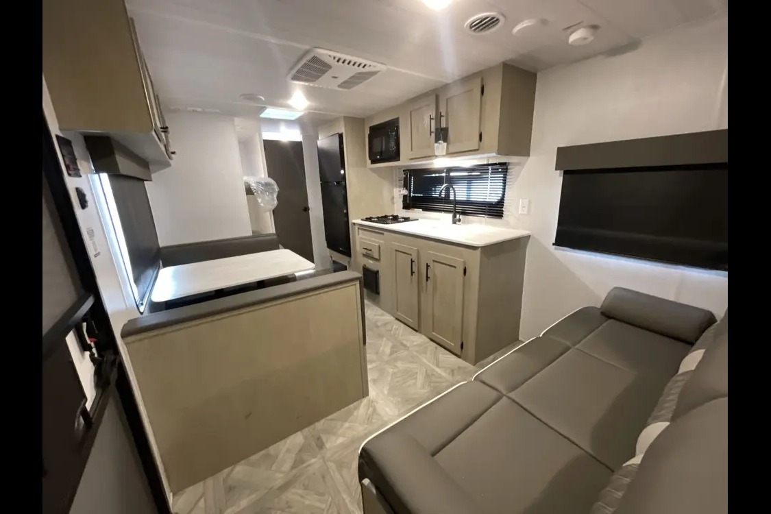 2024 Salem Sleeps 8 With Bunk Beds & Solar!