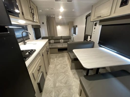 2024 Salem Sleeps 8 With Bunk Beds & Solar!