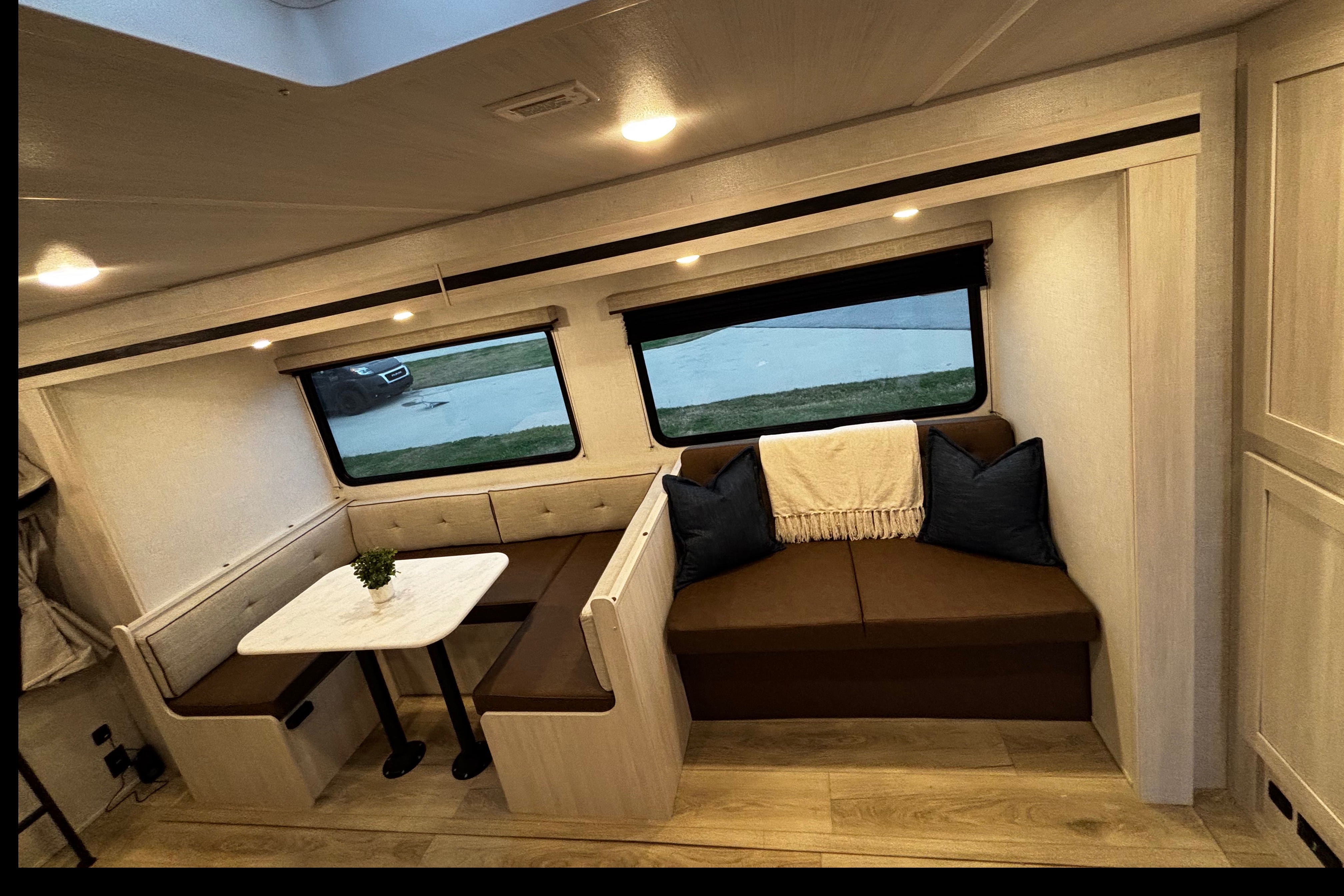 Brand New 2025 Surveyor 27 Camp