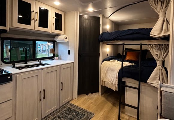 Brand New 2025 Surveyor 27 Camp