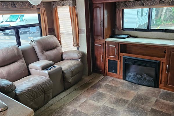 Steve 's Forest River Rockwood Signature Ultra lite Travel Trailer