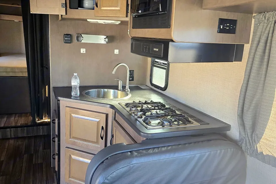 Fireside RV's 2019 Thor Motor Coach Majestic 28A - LMI1519