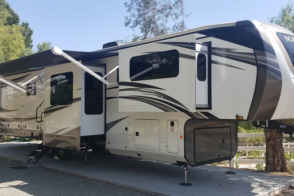 Ultimate Luxury RV Glamping Experience! - Delivery Only - NOT FOR OHV AREAS 