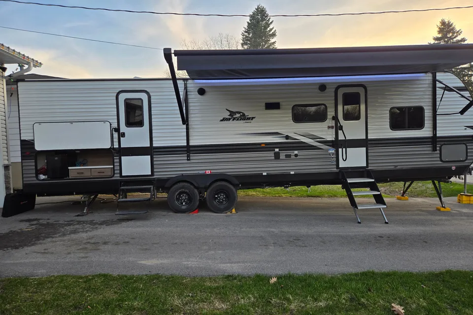 J & J Ball Summer Escape - Jayco 324 BDS Travel Trailer