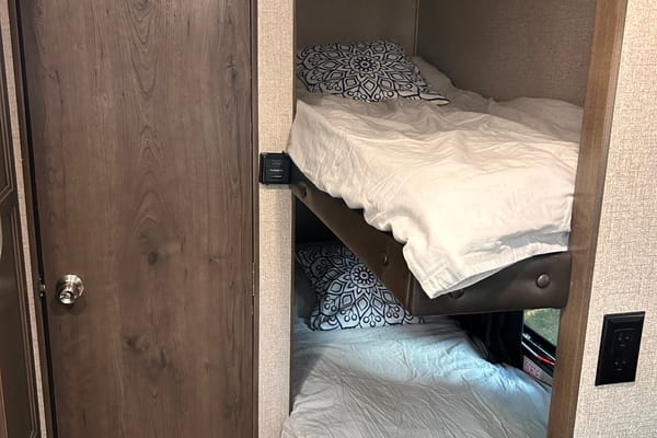 OVRR's Jayco 21ft Solar - sleeps 6, pet friendly, light trailer, tows easy!